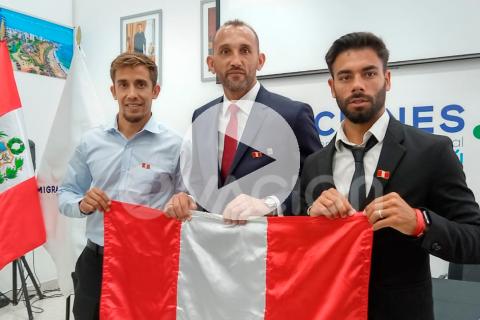 El delantero de Alianza Lima Hernán Barcos se mostró emocionado al recibir su título de nacionalidad peruana y dijo que, dejando el fanatismo de lado, él y se siente respetado en el Perú.  "Estoy muy emocionado y feliz porque junto a nuestra familia estuvimos buscando la posibilidad de ser peruano, no solo por el fútbol y lo que puedo dejar en tema al deporte sino más esto va más allá porque mi intención es dejar mi granito de arena para ayudar a crecer a las personas en la sociedad", dijo Barcos.  Luego, e