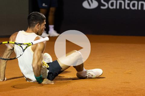 (VIDEO) Carlos Alcaraz se dobló el tobillo y se retiró del Río Open