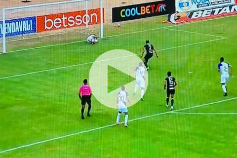 (VIDEO) ¡Le ahogó el grito de gol! Diego Melián le atajó el penal a Hernán Barcos