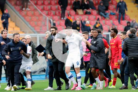 (VIDEO) Despiden entrenador de la Serie A por dar un cabezazo a un futbolista