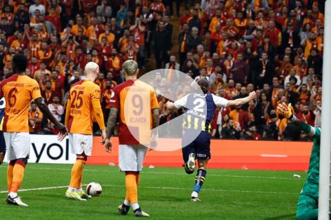 (VIDEO) ¡Le arruinó la fiesta! Con diez, Fenerbahce derrotó a domicilio Galatasaray y se metió a la pelea por el título
