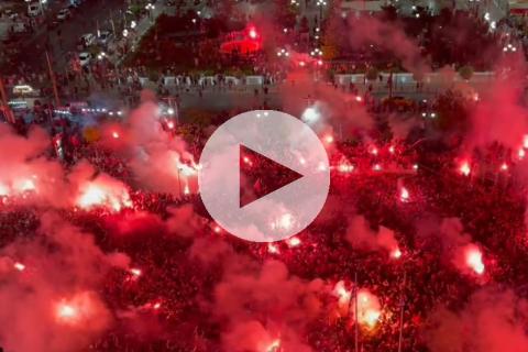 (VIDEO) ¡Una locura! Así celebraron los hinchas de Olympiacos la Conference League