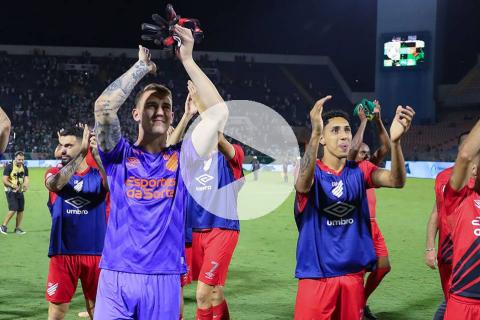 (VIDEO) Paranaense ganó y lidera el Brasileirao