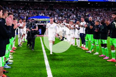 (VIDEO) Para emocionarse: Así fue la última salida de Toni Kroos en el Santiago Bernabéu
