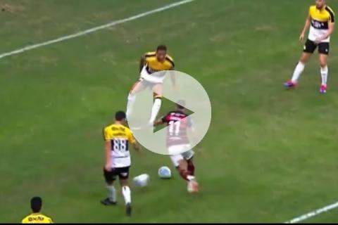 (VIDEO) Ni mano, ni falta: Conoce el "extraño" penal que se cobró en Brasil