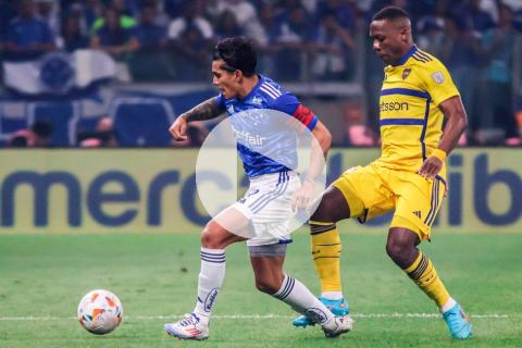 (VIDEO) Mira qué dijo el VAR en la expulsión de Advíncula ante Cruzeiro