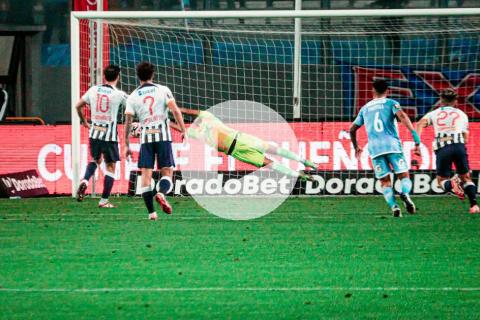 (VIDEO) ¡Le puso candado! Enríquez ahogó el grito de gol en el penal de Rodríguez