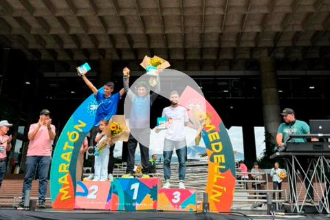 (VIDEO) ¡Arriba Perú! Walter Nina Ñaupa ganó la 'Maratón de Medellín' de manera espectacular