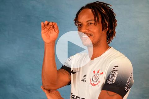 Carrillo: "Estoy contento de llegar a un club gigante como Corinthians"