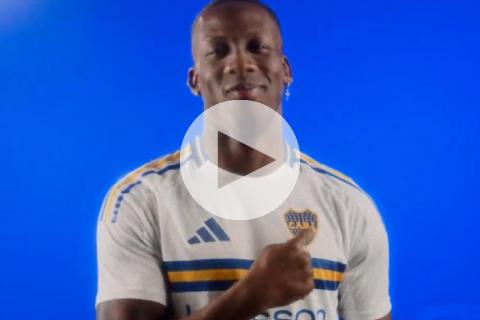Advíncula posó con la nueva indumentaria de Boca Juniors
