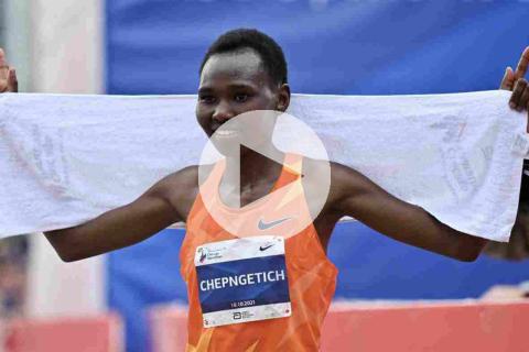 (VIDEO) ¡Keniana Ruth Chepngetich ganó Maratón de Chicago con nuevo récord mundial!