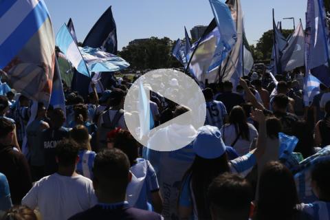 (VIDEO) Racing recibió multitudinaria despedida antes de la final de la Copa Sudamericana