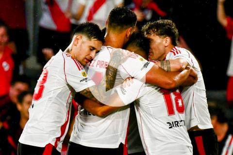 (VIDEO) River Plate goleó a Barracas Central y se acercó a las primeras posiciones