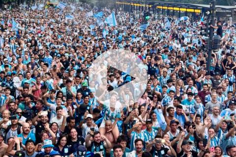 (VIDEO) Racing recibió multitudinario recibimiento en Argentina