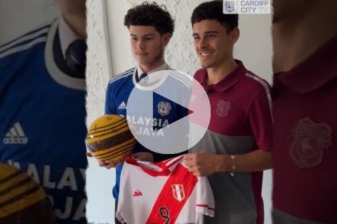 ¿Será un guiño? Alexander Robertson posó con la camiseta de la selección peruana