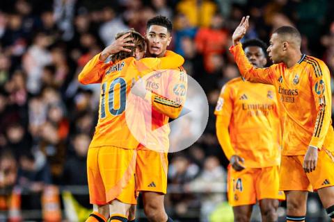 (VIDEO) Con diez, Real Madrid le remontó a Valencia y tomó la punta en España