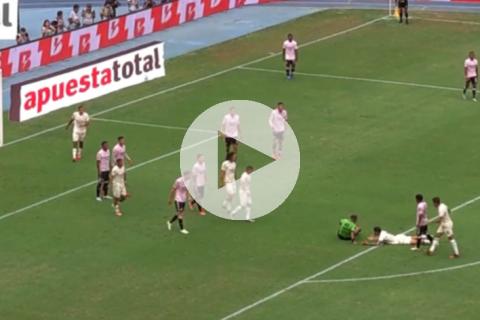 Insólito momento: árbitro terminó en el suelo tras disputa en el área de Sport Boys