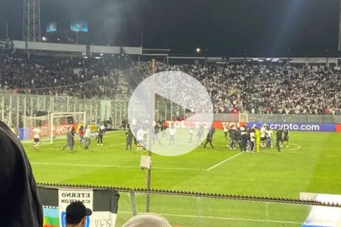 (VIDEO) ¡Lamentable! Dos muertos en la previa del Colo Colo vs. Fortaleza, que se suspendió por invasión de hinchas