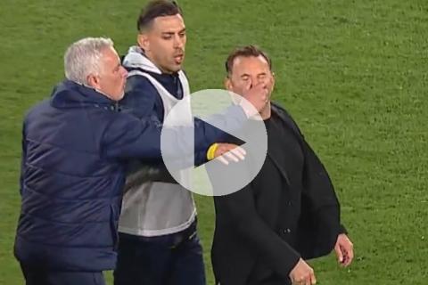 (VIDEO) Mourinho dio un "apretón" de nariz a entrenador rival en el Clásico turco