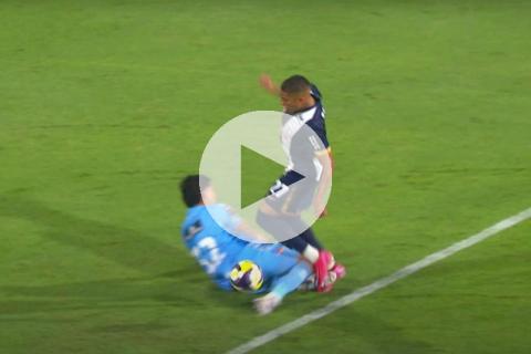 (VIDEO) ¿Qué dijo el VAR en la jugada del penal a Kevin Quevedo?