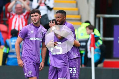 (VIDEO) ¡Venga ese abrazo! Peruano Cáceres dio asistencia en goleada del Sheffield United en amistoso