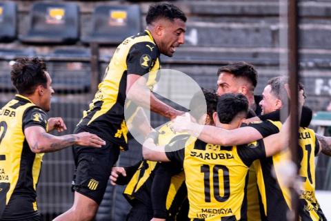 (VIDEO) Peñarol goleó en el Clásico uruguayo