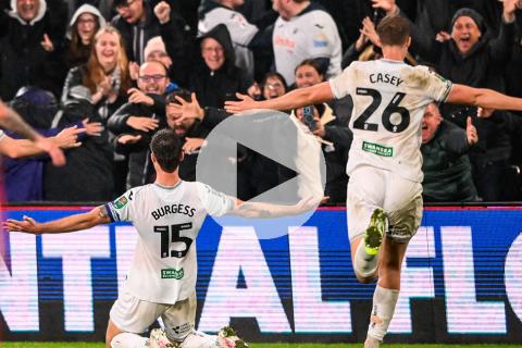 (VIDEO) Swansea remontó ante Nottingham Forest y avanzó en la Carabao Cup