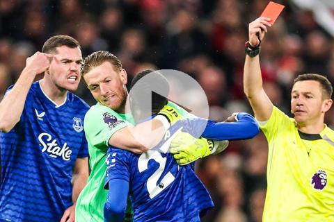 (VIDEO) Increíble: Expulsan a jugador del Everton por pegarle a su compañero
