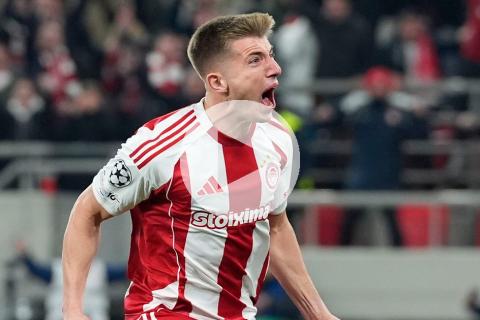 (VIDEO) Olympiacos venció a Leverkusen y sigue con vida en la Champions League