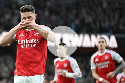 (VIDEO) Arsenal goleó al Sunderland y sigue en lo más alto de la Premier League