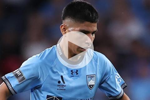 (VIDEO) Quispe dio asistencia en derrota de Sydney FC