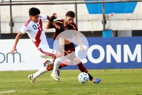 (VIDEO) ¡Insólito! Aficionado peruano amenazó a juez de línea y lo sacaron del estadio en el Sudamericano Sub-17