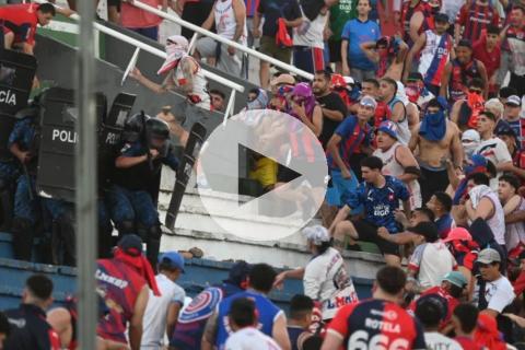 ¡Lamentable! Clásico paraguayo se suspendió por violencia en las tribunas