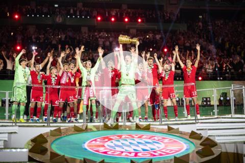 (VIDEO) ¡Hat-trick de Kane! Bayern goleó a Stuttgart y alzó la Copa alemana