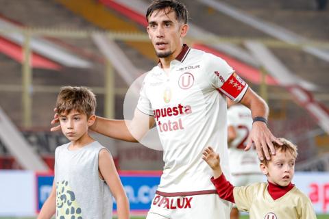 Entre lágrimas, Pérez Guedes se despidió de Universitario