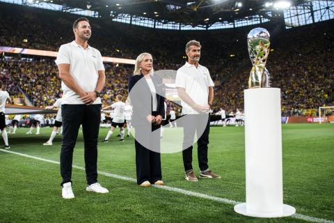 Pizarro estuvo en la previa de la Supercopa de Alemania