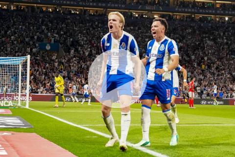 (VIDEO) Porto venció al Benfica y lidera con comodidad en Portugal