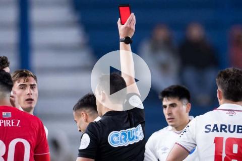 ¡Adiós a las cartulinas! Uruguay estrenó tarjetas electrónicas en el fútbol