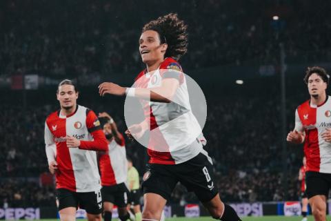 (VIDEO) Feyenoord triunfó en casa ante Como por la Champions