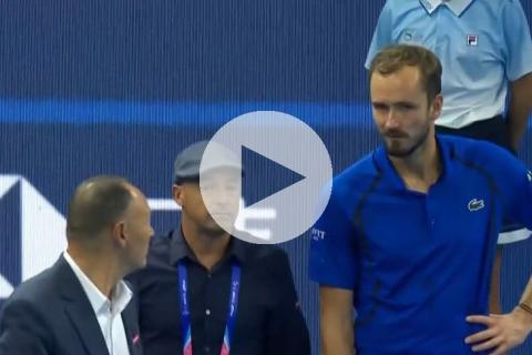 (VIDEO) ¡Inesperado! Medvedev fue descalificado por pelotazo a aficionado y Djokovic es finalista en Beijing